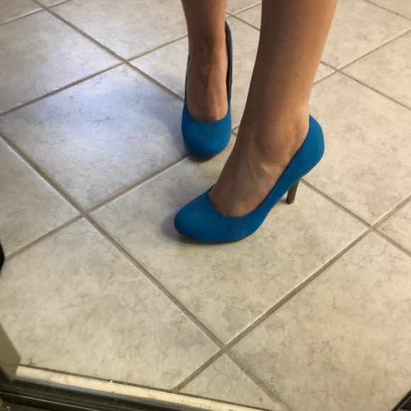 Turquoise blue fabric pumps with stacked heel - Picture 2 of 8